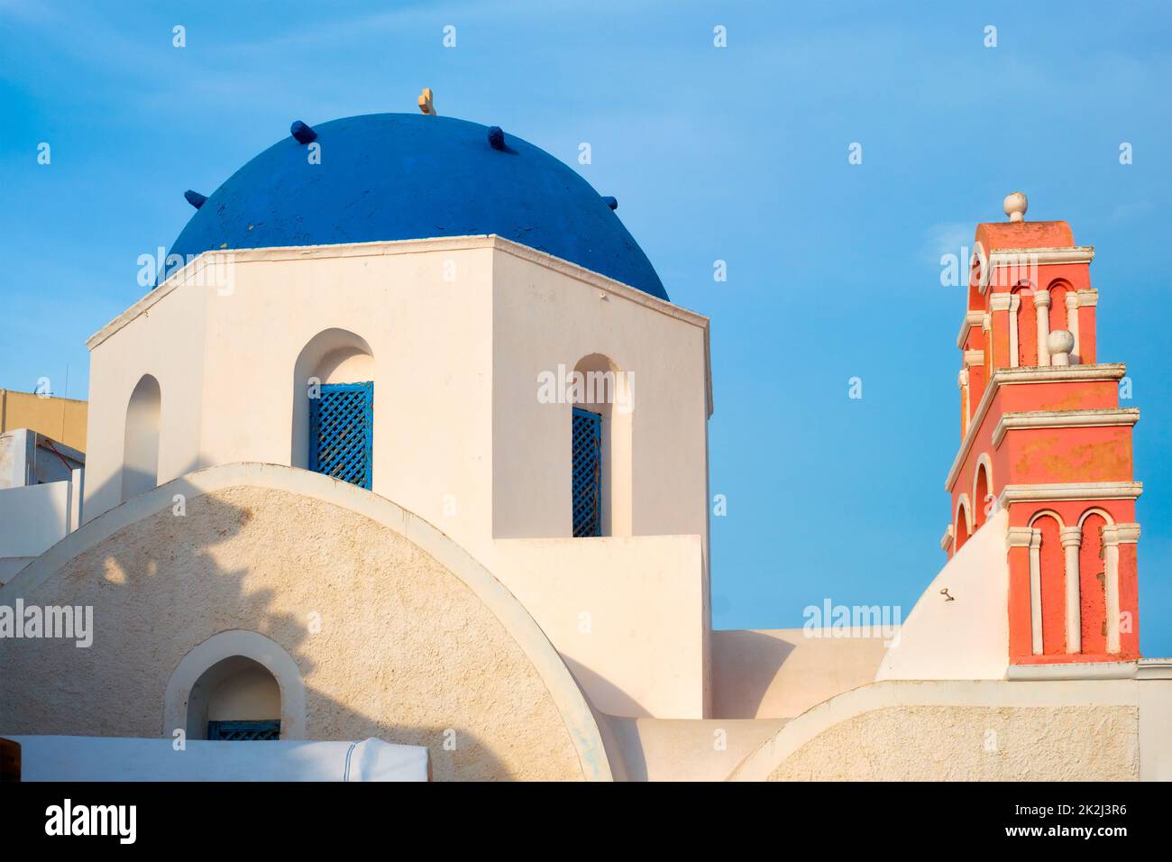 Berühmter Blick vom Aussichtspunkt auf Santorini Oia Dorf mit blauer Kuppel der griechisch-orthodoxen christlichen Kirche Stockfoto