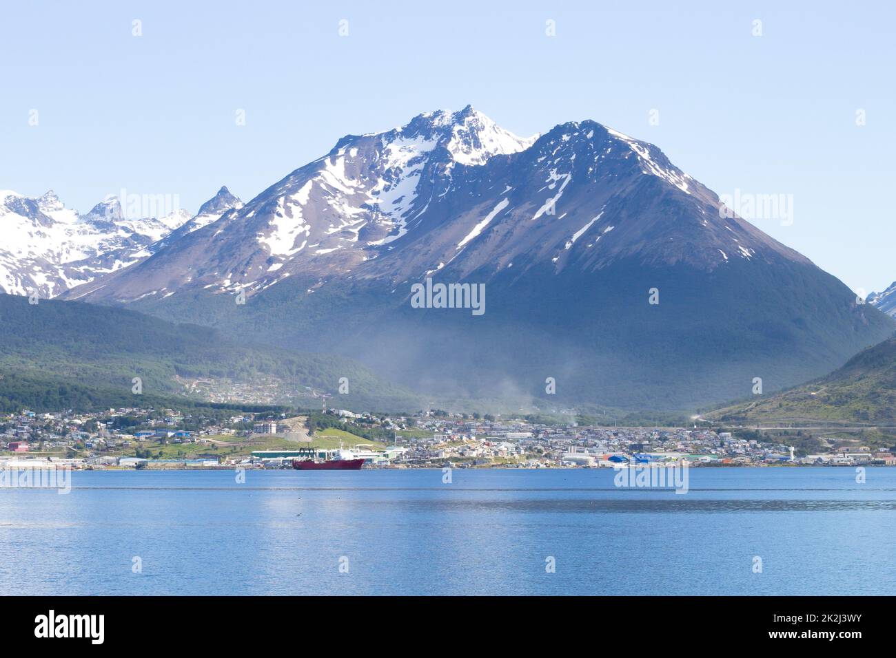 Stadtbild von Ushuaia vom Beagle-Kanal, argentinische Landschaft Stockfoto
