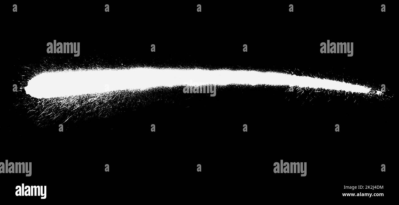 Verschmutzter Pinsel-Graffiti-Streifen mit weißer Farbe auf Schwarz Stockfoto
