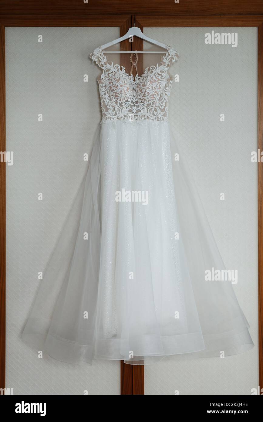 Kleiden Sie die Frau in einem Hochzeitskleid mit Korsett und Schnürung Stockfoto