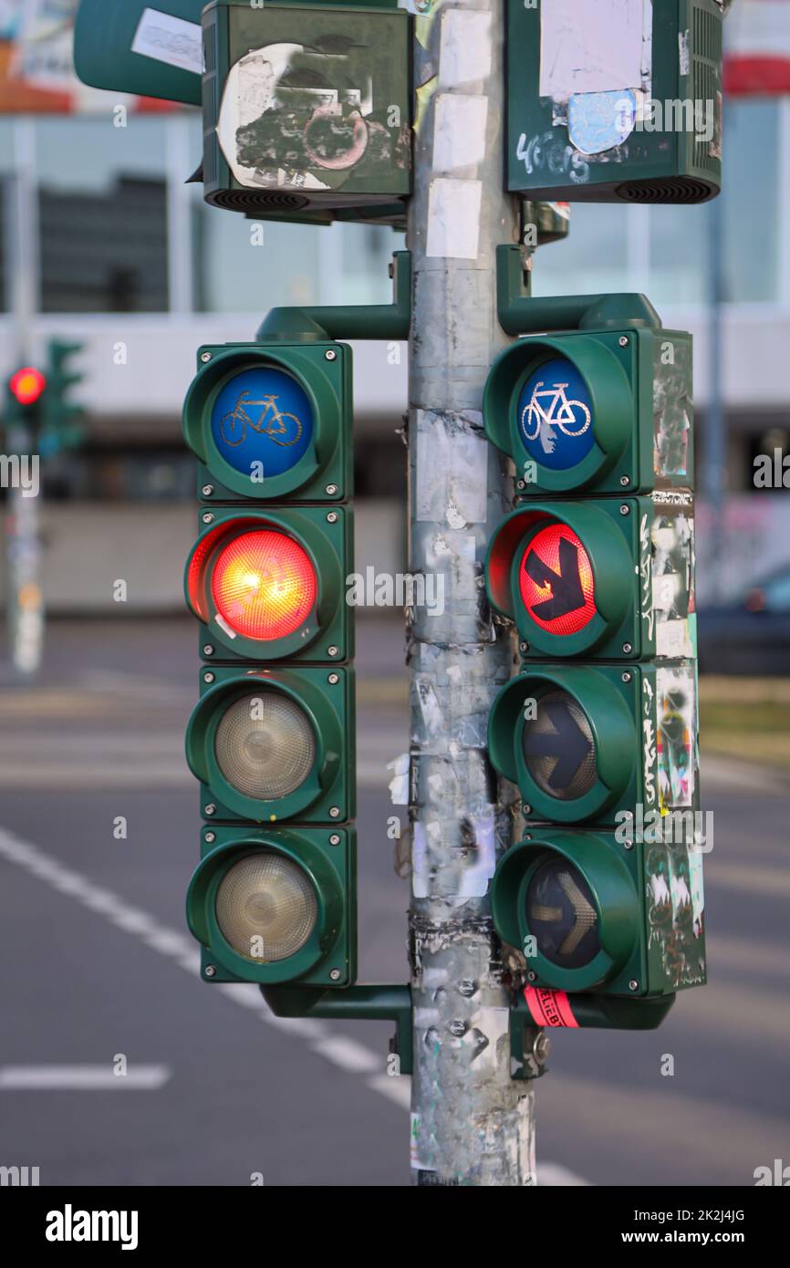 Ein Ampelsystem an einer Straßenkreuzung in Betrieb. Stockfoto