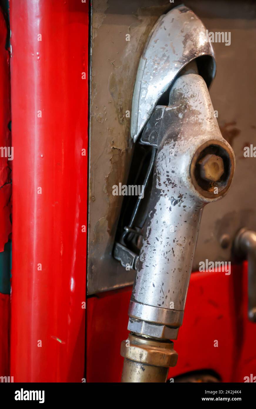 Schuss, Detail einer alten roten Benzinpumpe. Stockfoto