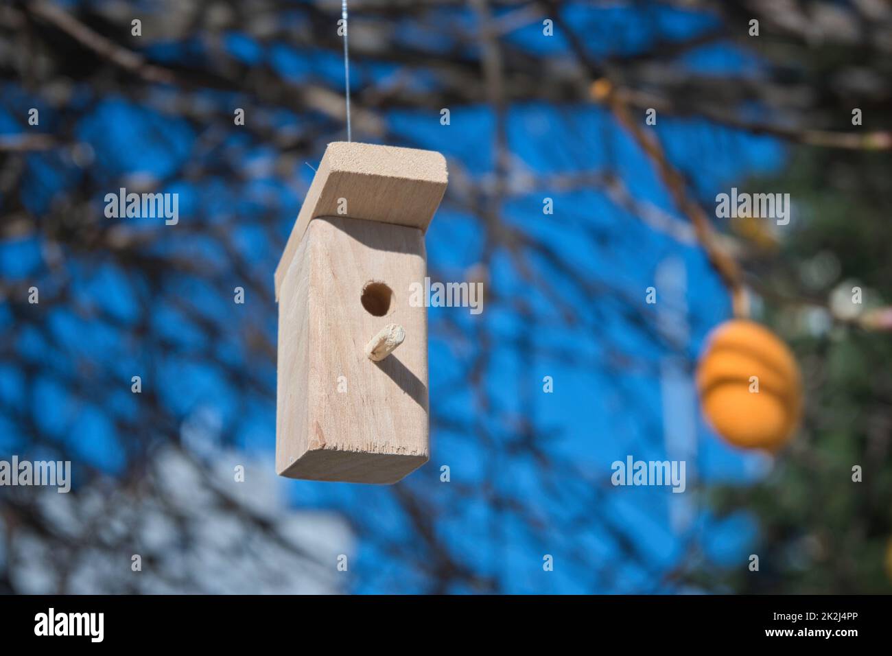 Kleine Einrichtung, Holzvogel, Kästen, die an Bäumen hängen Stockfoto