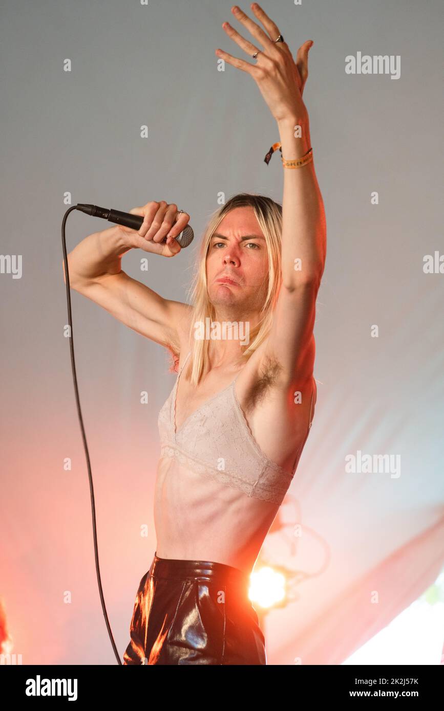 Alice Low spielt die Rising Stage am dritten Tag des Green man 2022 Musikfestivals in Wales, Großbritannien. Foto: Rob Watkins/Alamy Stockfoto