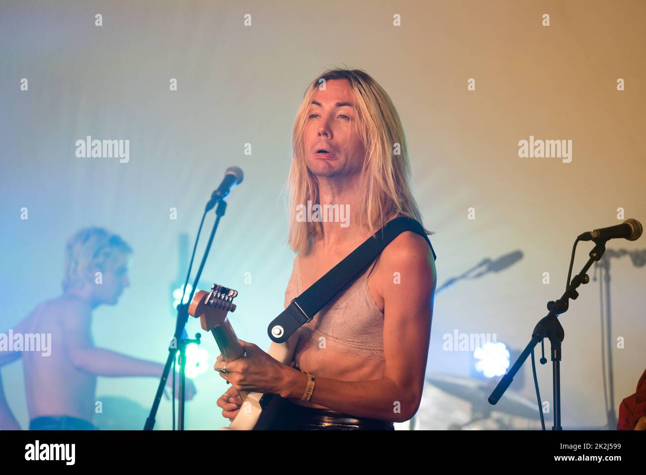 Alice Low spielt die Rising Stage am dritten Tag des Green man 2022 Musikfestivals in Wales, Großbritannien. Foto: Rob Watkins/Alamy Stockfoto