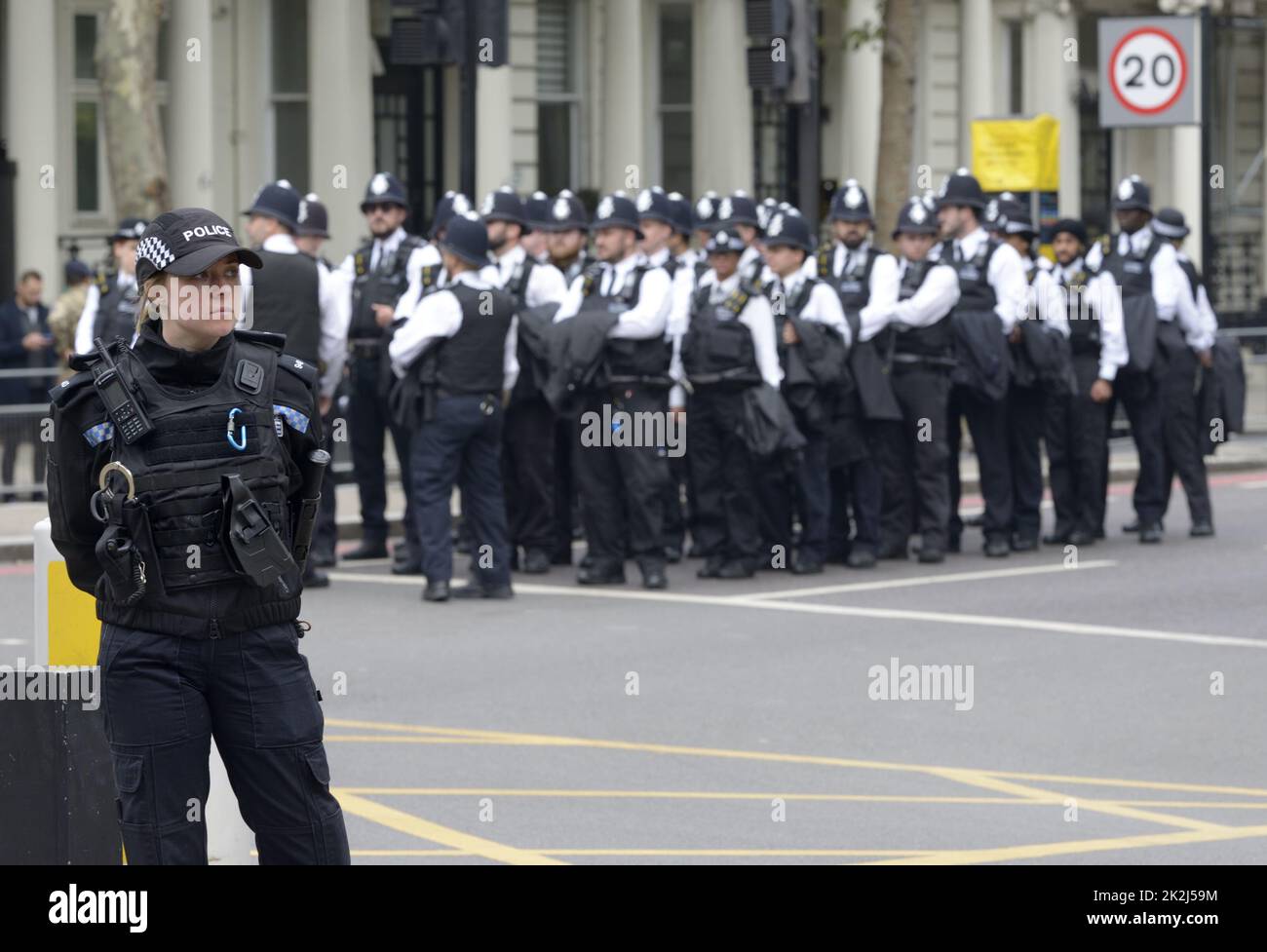 London, Großbritannien. Der Tag der Staatsfuneral von Königin Elizabeth II.. Polizeibeamte werden an der Kreuzung von Queen's Gate und Cromwell Road organisiert. 1 Stockfoto