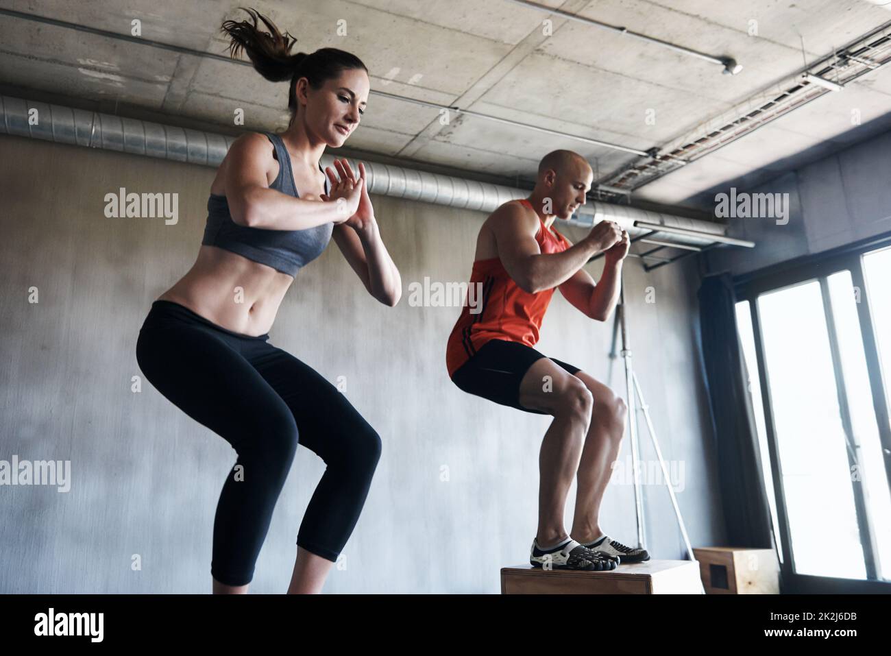 Erreiche den Bestien-Modus. Aufnahme eines Mannes und einer Frau, die gemeinsam im Fitnessstudio trainieren. Stockfoto