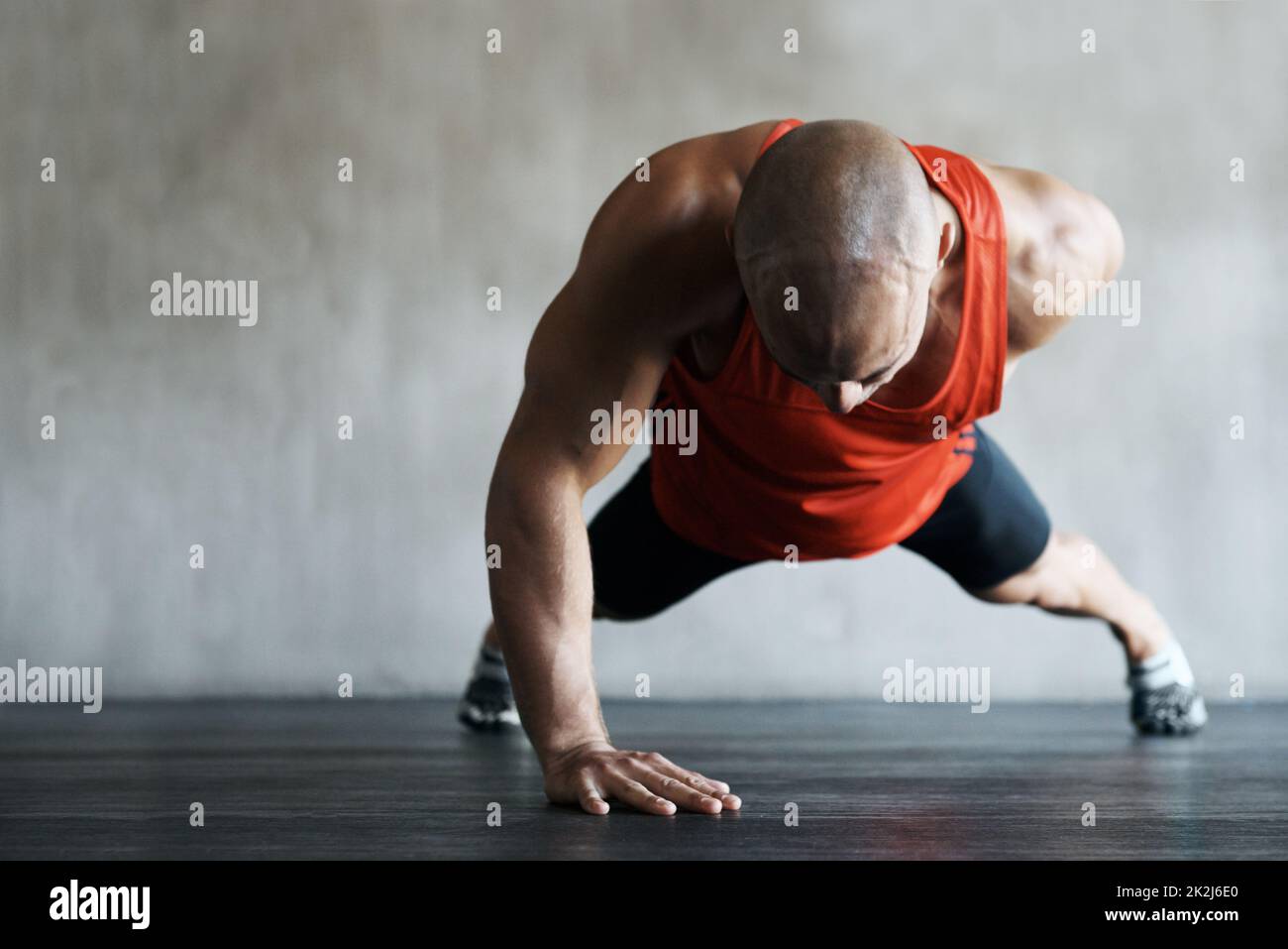 Er besitzt dieses Workout. Aufnahme eines Mannes, der im Fitnessstudio trainieren soll. Stockfoto