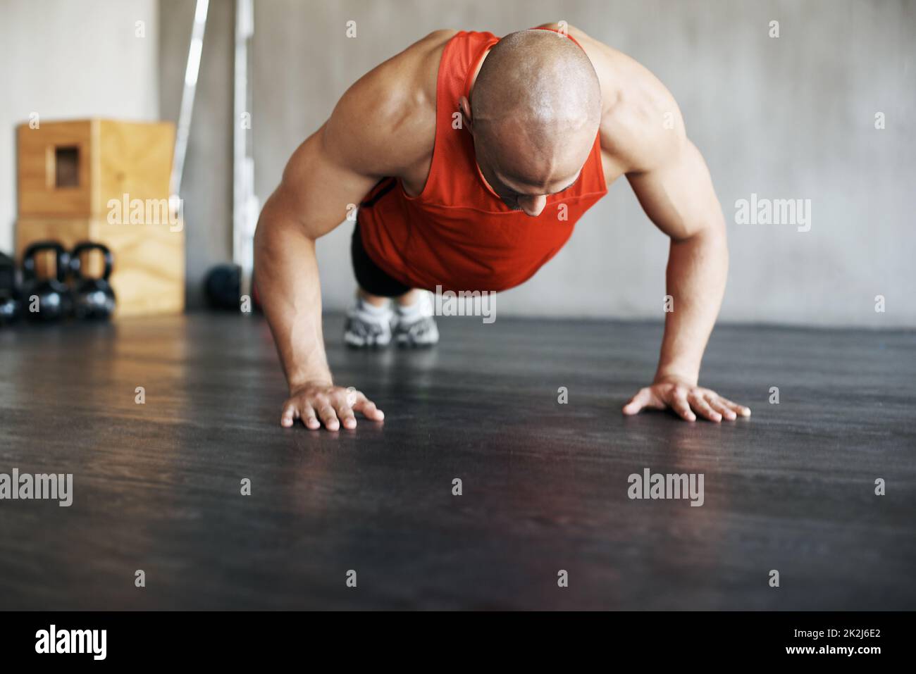 Training wie ein Tier. Aufnahme eines Mannes, der Liegestütze im Fitnessstudio macht. Stockfoto