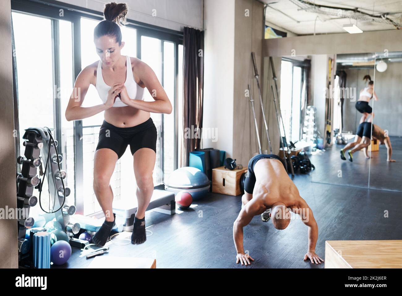 Training, um fit zu werden. Aufnahme eines Mannes und einer Frau, die gemeinsam im Fitnessstudio trainieren. Stockfoto