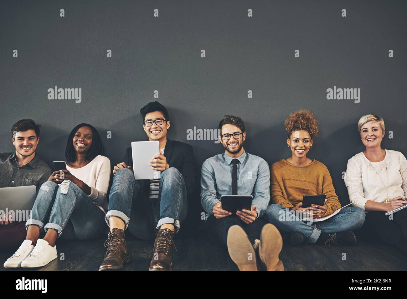 Das Technologie-Team. Studio-Aufnahme einer vielfältigen Gruppe kreativer Mitarbeiter in sozialen Netzwerken vor grauem Hintergrund. Stockfoto