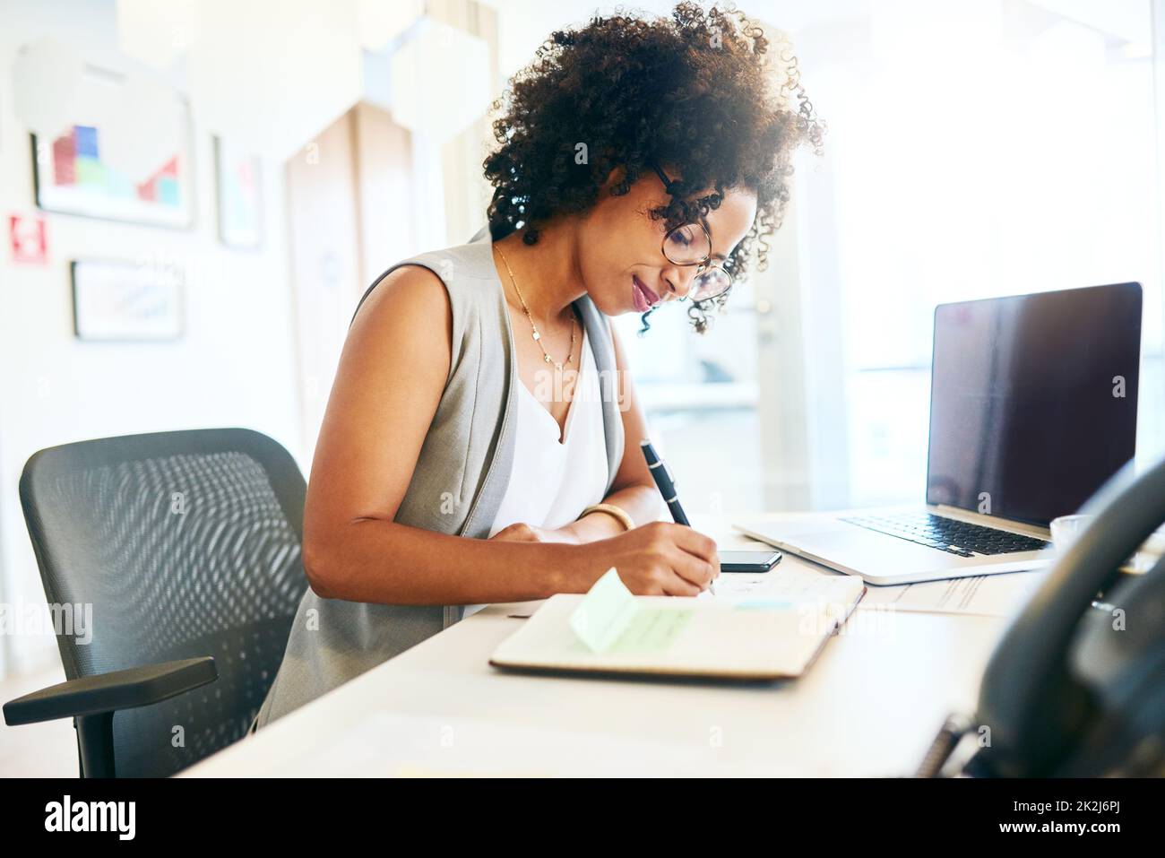 Arbeiten an meiner Zukunft. Aufnahme einer Geschäftsfrau, die an ihrem Schreibtisch arbeitet. Stockfoto