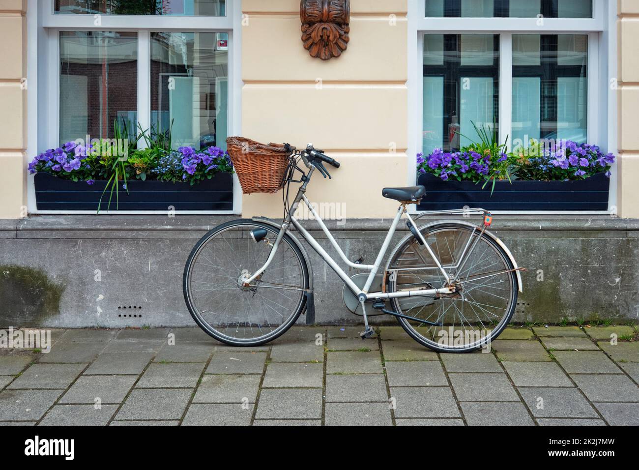 Fahrrad in der Nähe des Hauses in den Niederlanden geparkt Stockfoto