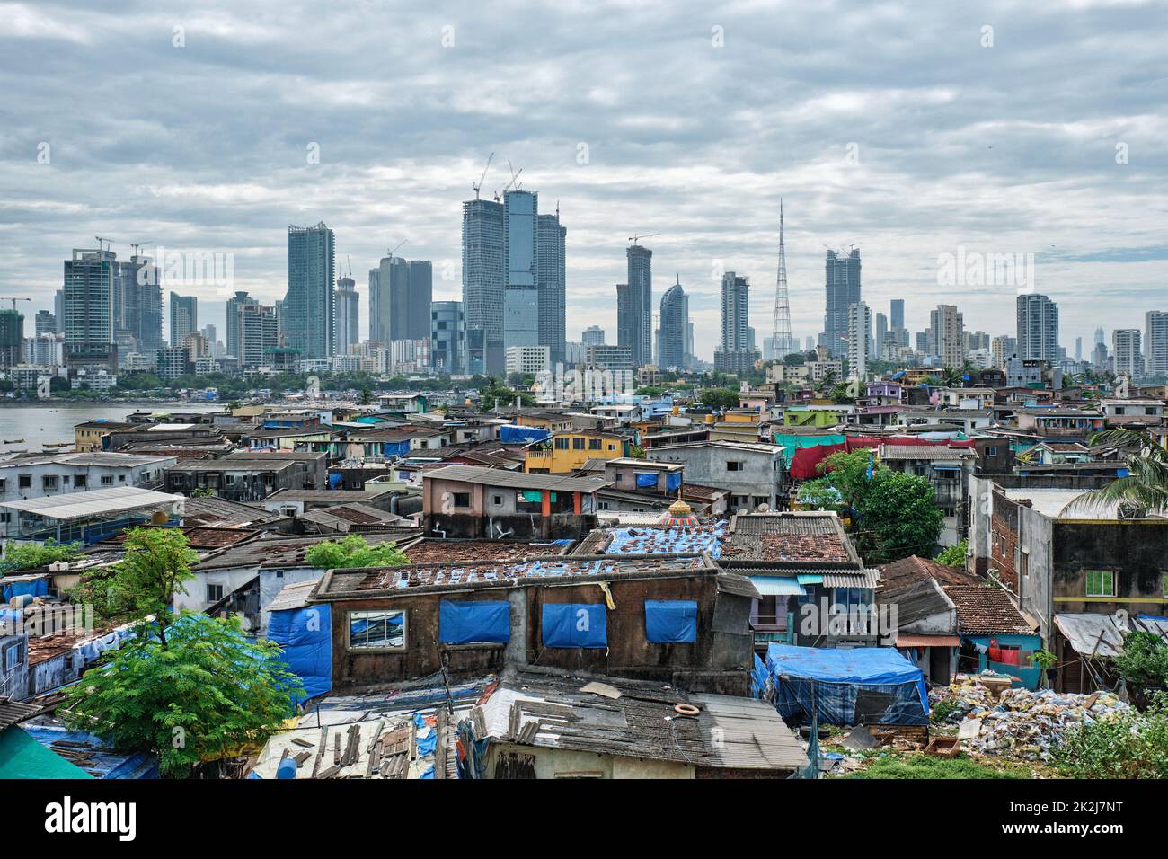 Blick auf die Skyline von Mumbai über Slums in Bandra Stockfoto