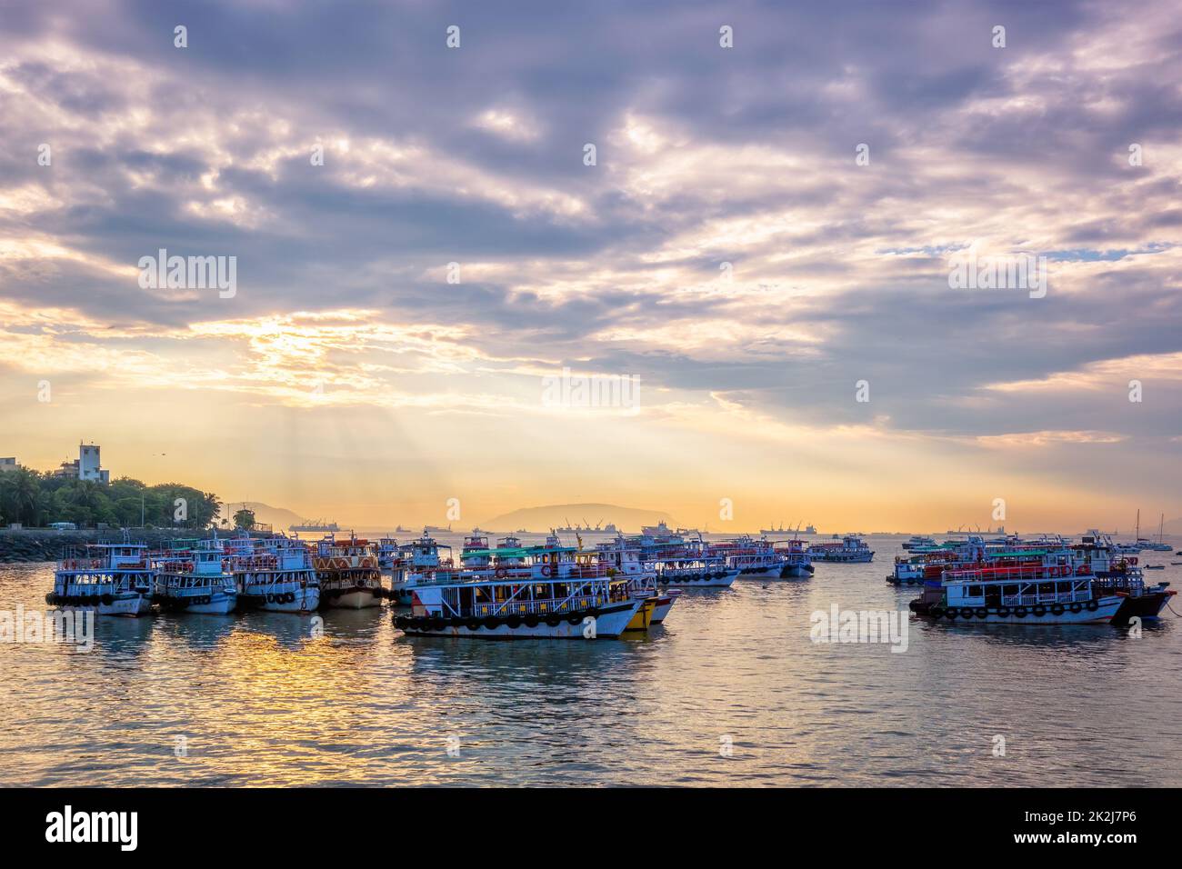 Touristenboote im Meer bei Sonnenaufgang in Mumbai, Indien Stockfoto