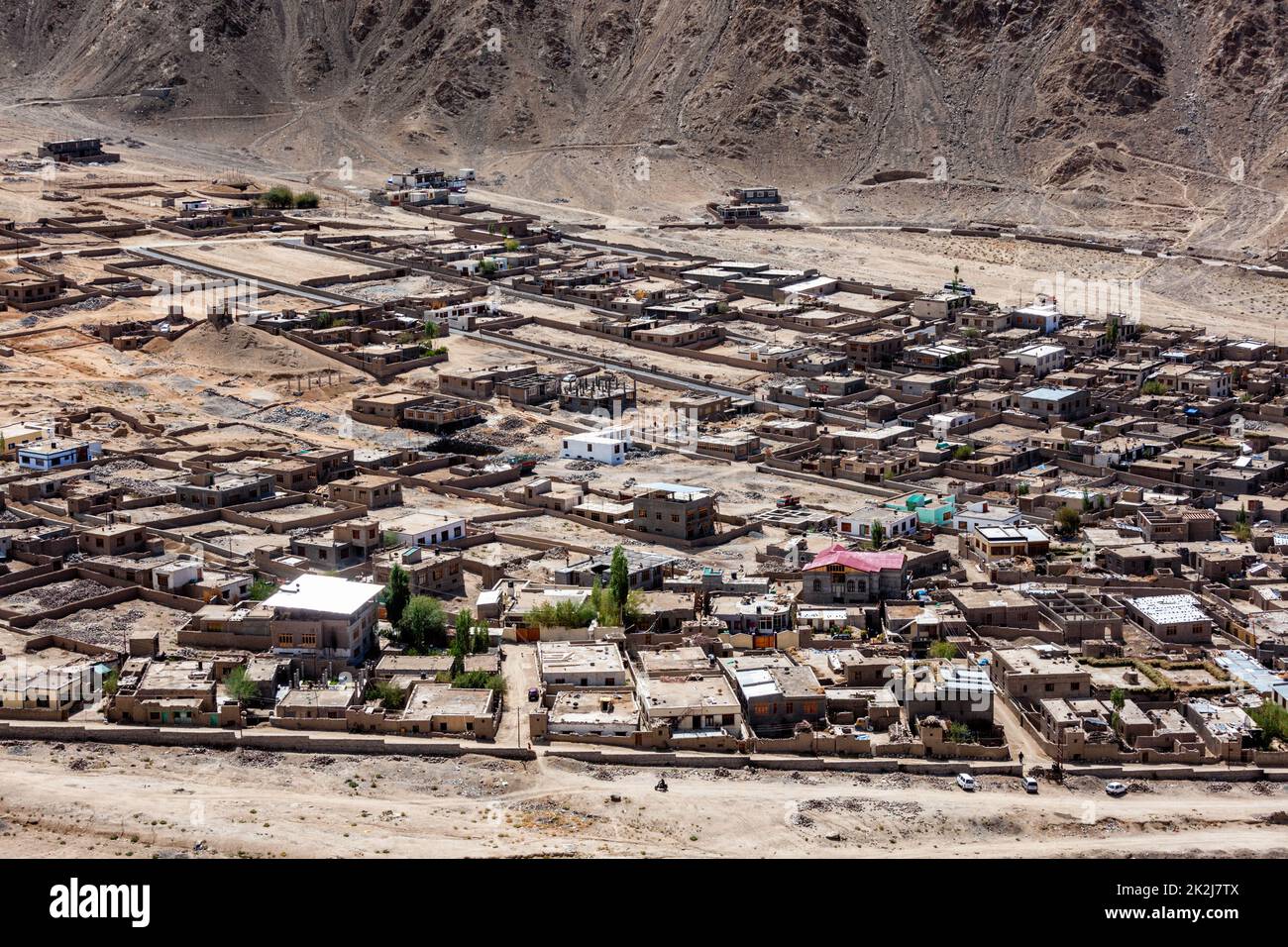 Luftaufnahme der Stadt Leh von oben. Ladakh, Indien Stockfoto
