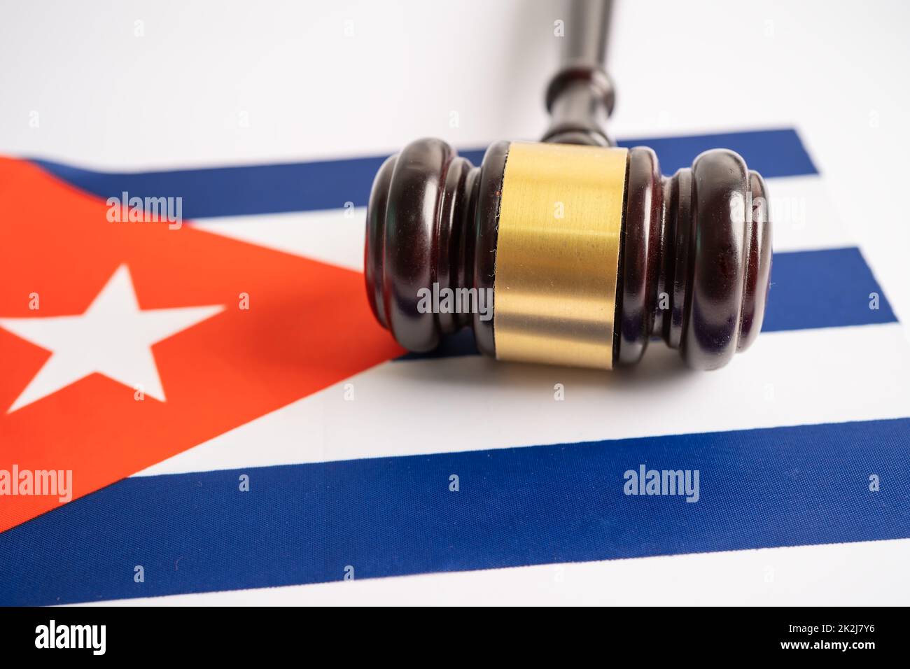 Kuba-Flagge mit Gavel für Richter Anwalt. Gesetz und Gericht Konzept. Stockfoto