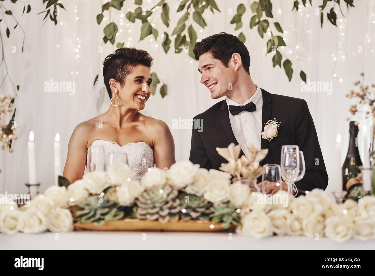 Ich kann es kaum erwarten, hier zu verharren. Aufnahme eines jungen Paares, das bei ihrem Hochzeitsempfang zusammen sitzt. Stockfoto
