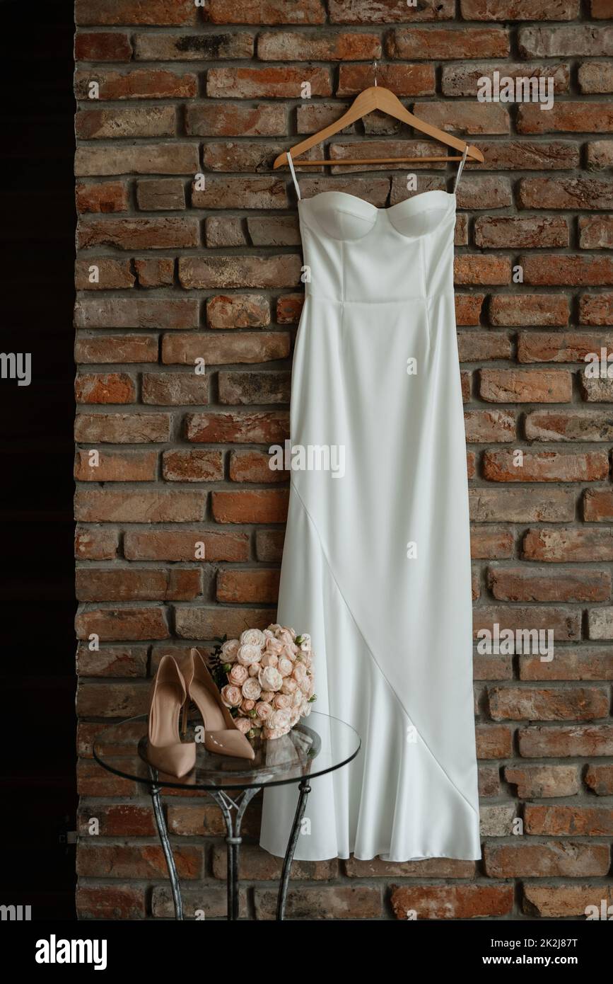 Perfekte weiße Hochzeitskleid am Hochzeitstag Stockfoto
