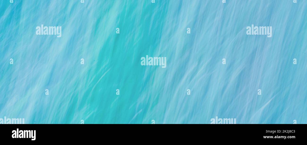 Hintergrund: Zart verschwommenes Blau und Grün, Frühling und Sommer, Pastellfarben, unscharfe abstrakte Textur, Grußkarte, Wasserwelle Stockfoto