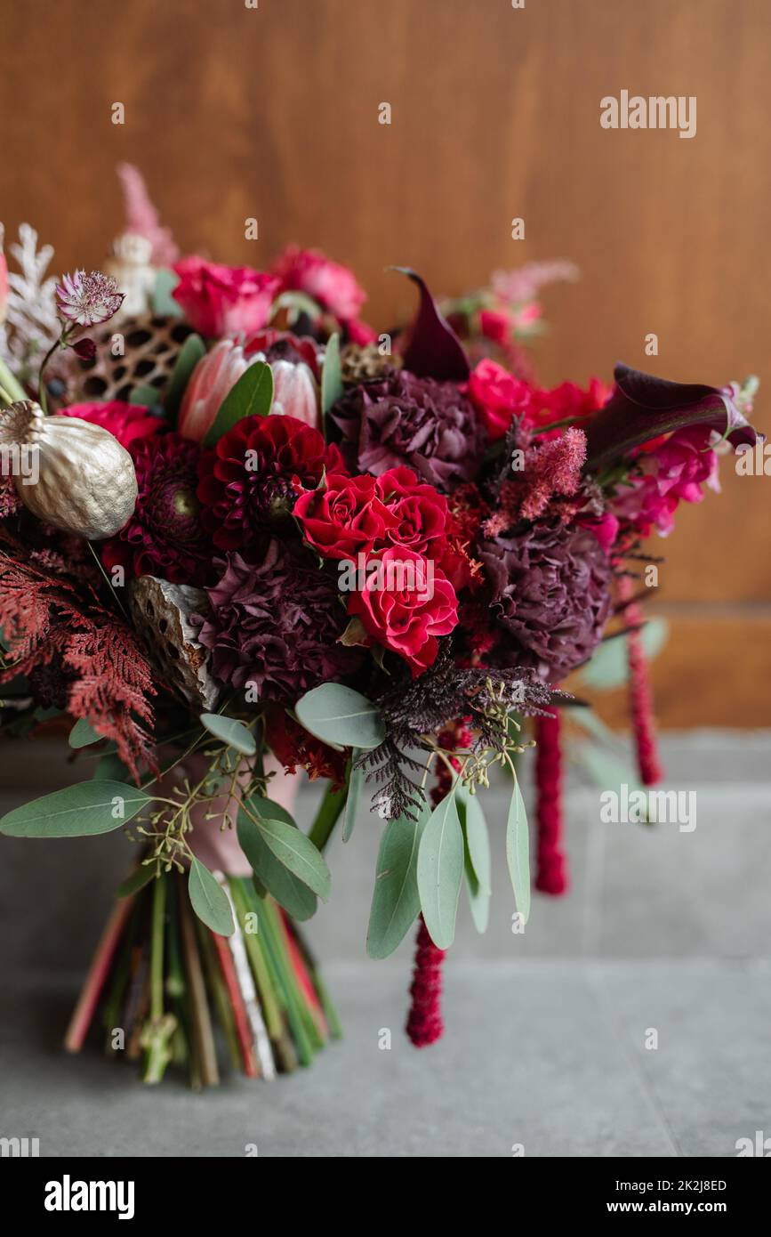 Eleganter Hochzeitsbouquet von frischen natürlichen Blumen Stockfoto