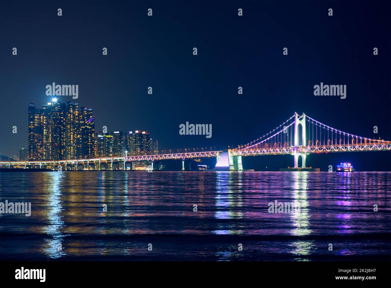 Gwangan Brücke und Wolkenkratzer in der Nacht. Busan, Südkorea Stockfoto