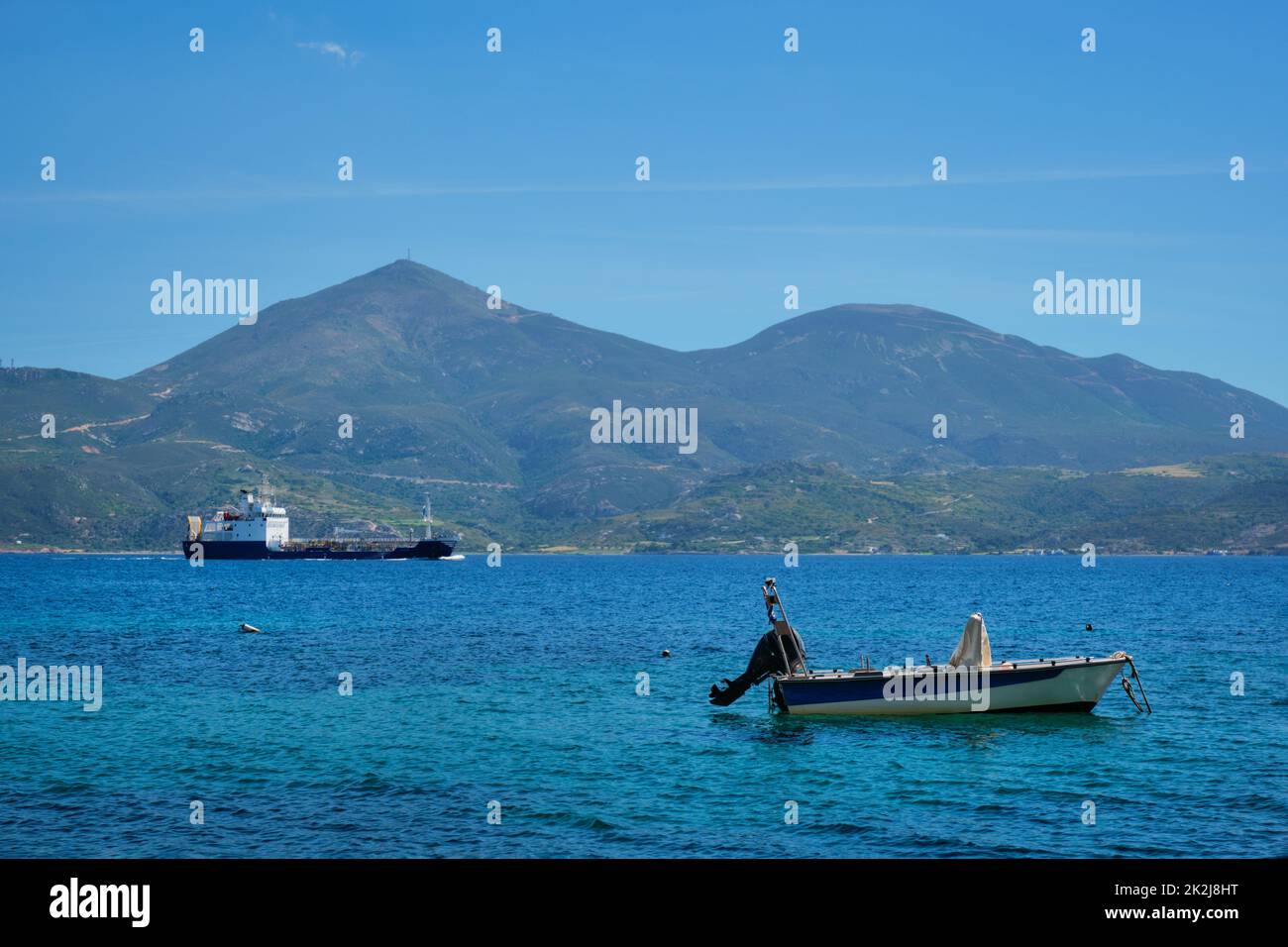 Griechisches Schnellboot und Frachtschiff für die Fischerei in der Ägäis, Griechenland Stockfoto