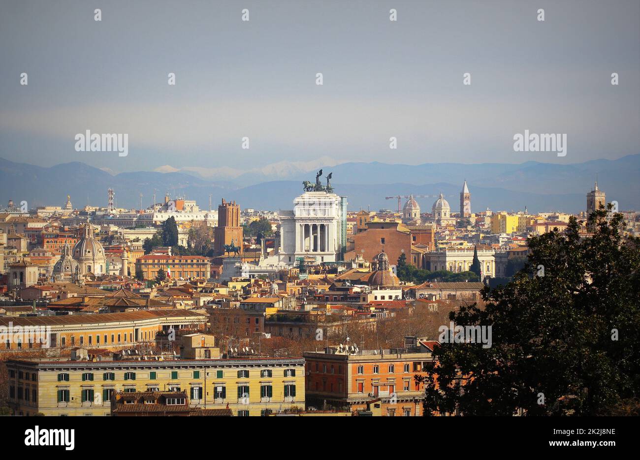 Panoramablick über das historische Zentrum von Rom, Italien vom Janiculum-Hügel und der Terrasse, mit Vittoriano, der Kirche TrinitÃ dei Monti und dem Quirinale-Palast. Stockfoto