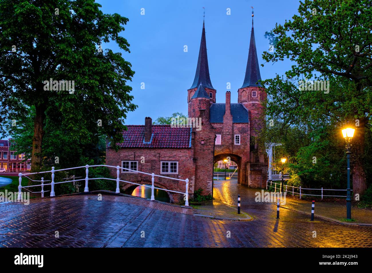 Oostport östliche Tor von Delft in der Nacht. Delft, Niederlande Stockfoto