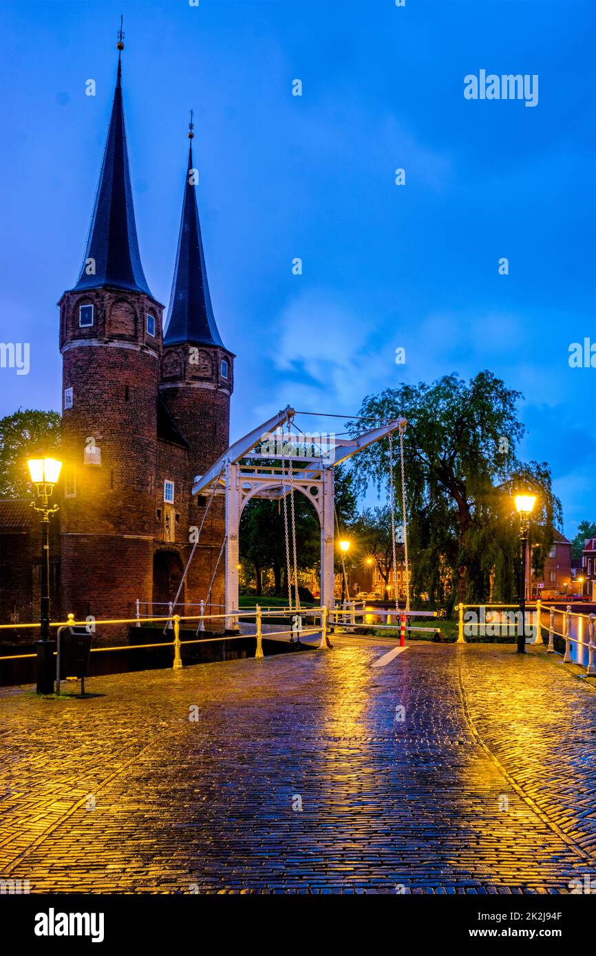 Oostport östliche Tor von Delft in der Nacht. Delft, Niederlande Stockfoto