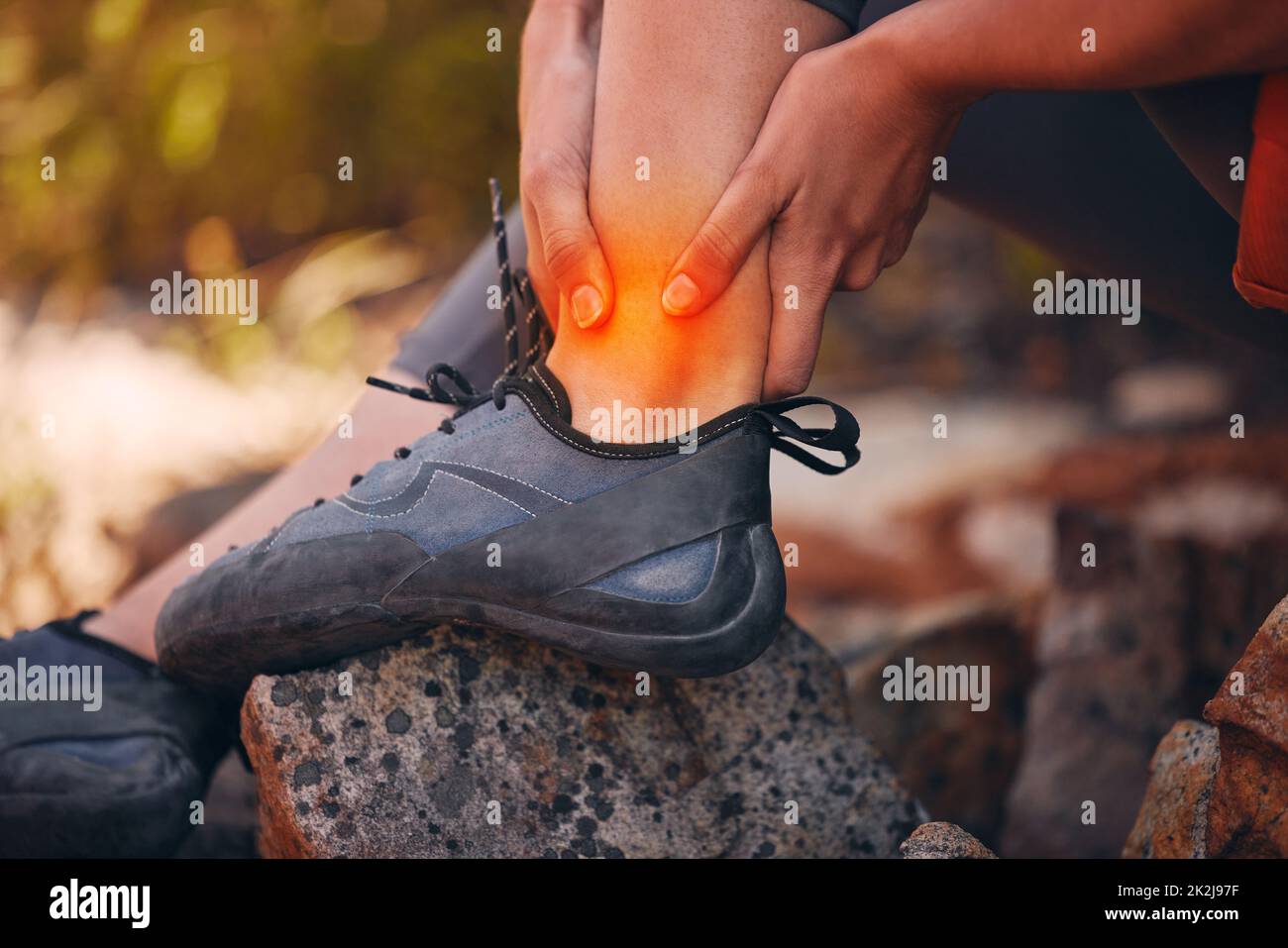 Knöchel, Schmerzen und Verletzungen bei einem Wanderer, der an einer Verstauchung, einem Bruch oder einer Schwellung eines Beins oder Fußgelenks leidet. Overlay und Spezialeffekte mit den Händen Stockfoto