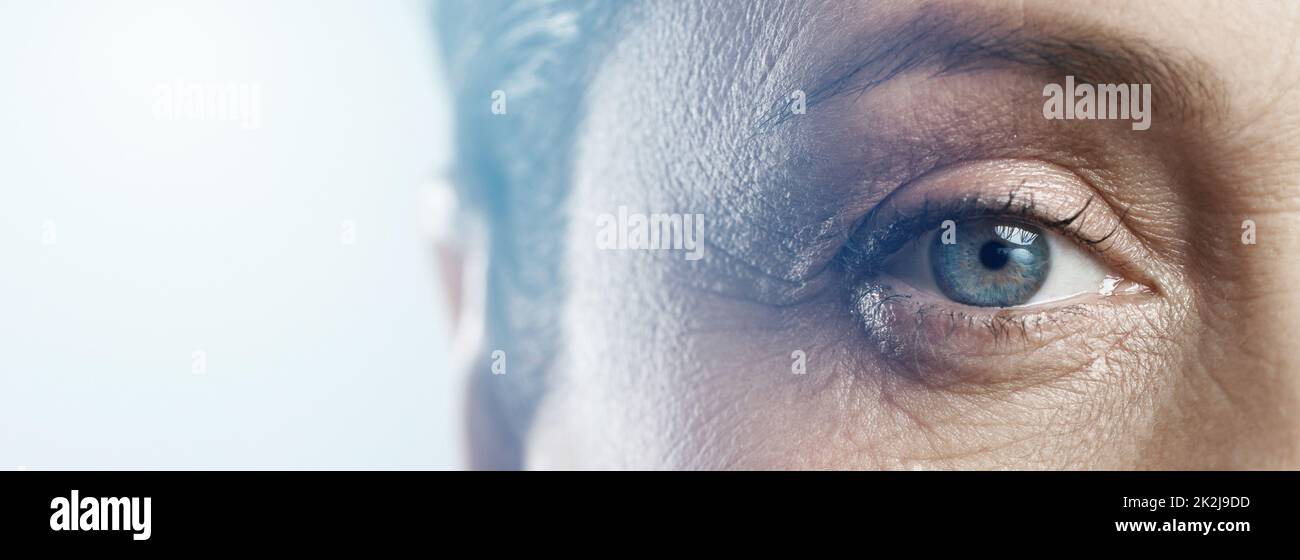 Nahaufnahme des weiblichen Auges. Konzepte der Verjüngung oder Ophthalmologie. Stockfoto