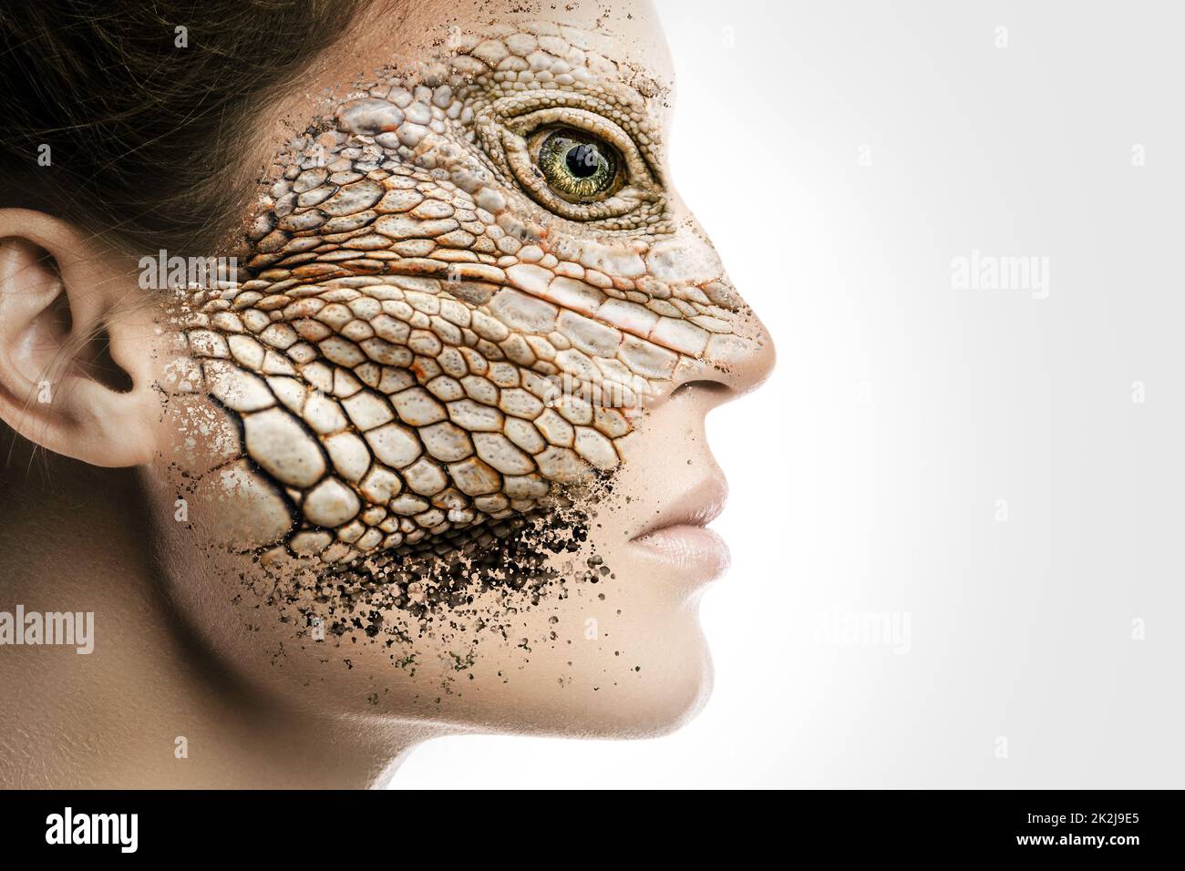 Reptiloid als Science-Fiction-Charakter oder reptilianisches Verschwörungstheoriekonzept. Stockfoto