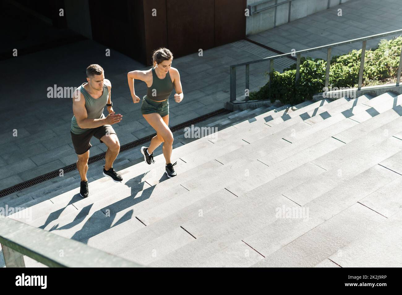 Sportliches Paar beim Training, Treppenlauf im Freien Stockfoto