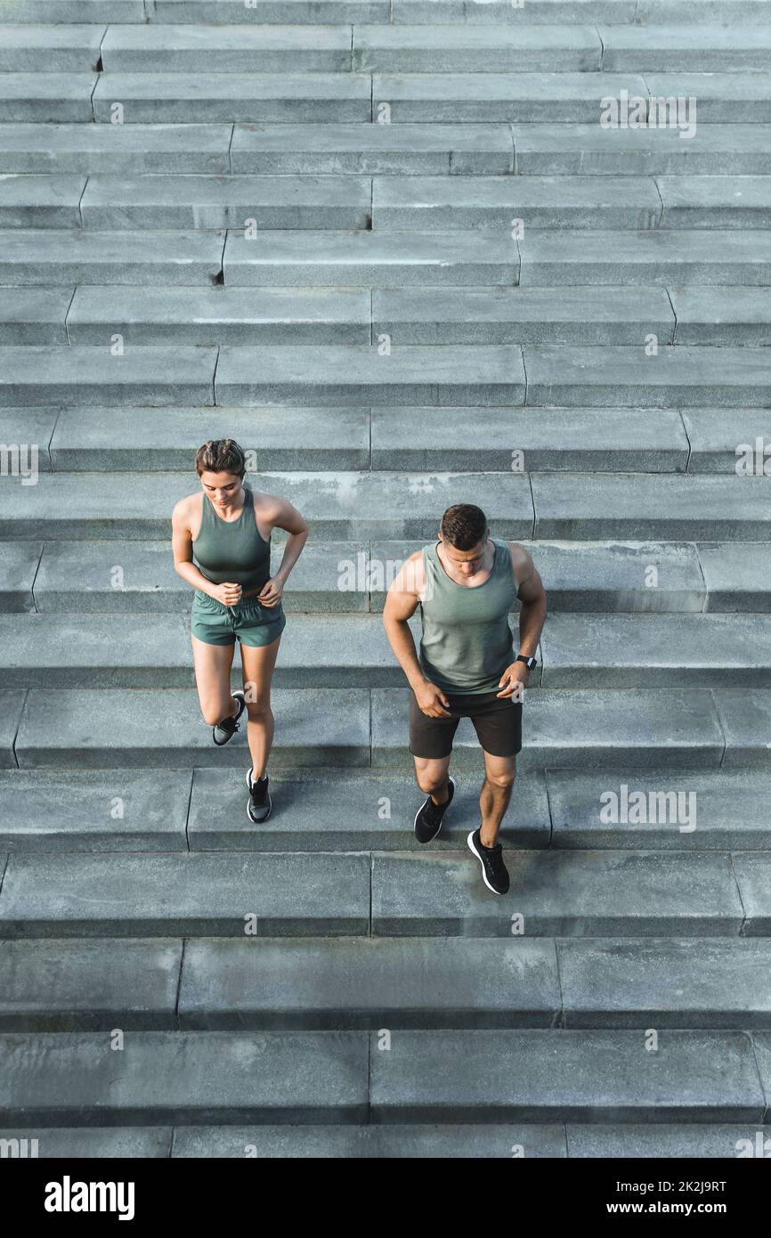 Sportliches Paar beim Training, Treppenlauf im Freien Stockfoto