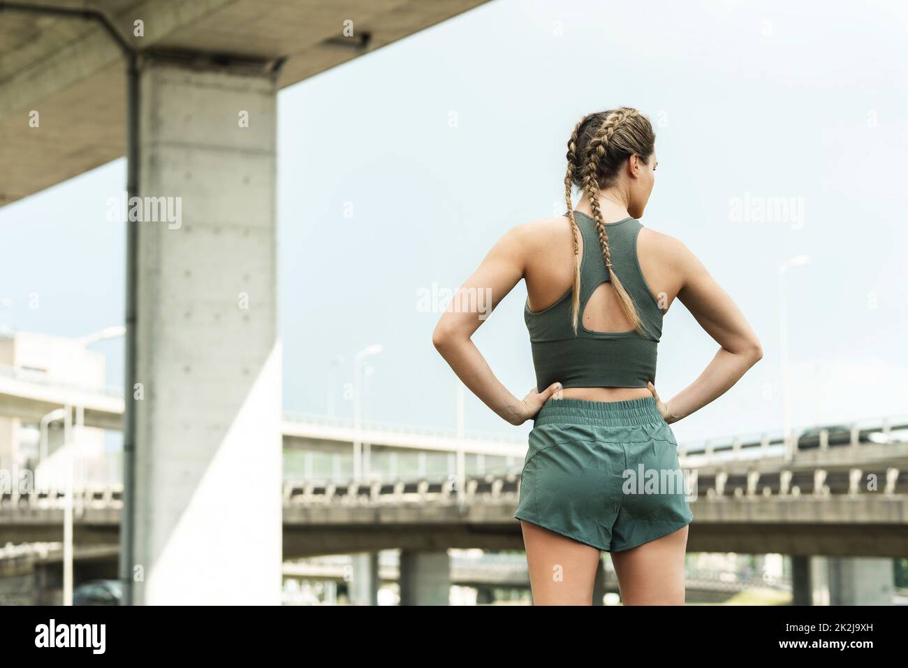 Frau Athletin während ihres Outdoor-Fitness-Workouts Stockfoto