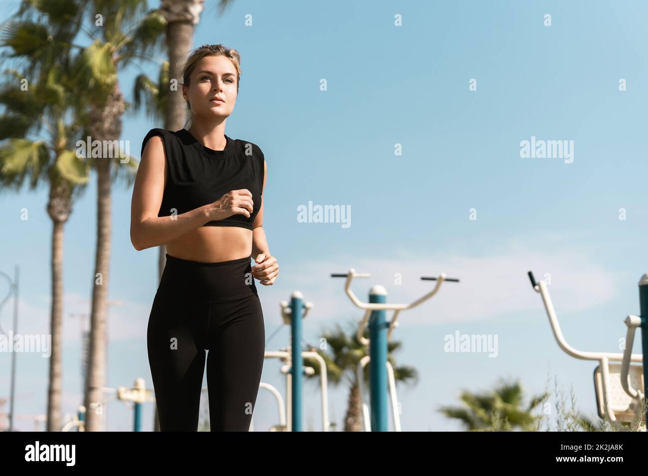 Die athletische Frau läuft während ihres sommerlichen Jogging-Workouts Stockfoto