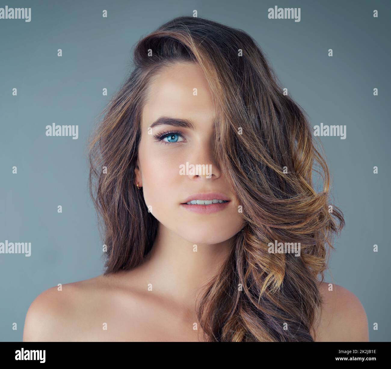 Schönheit liegt im Auge des Betrachters. Beschnittenes Porträt einer schönen jungen Frau, die vor grauem Hintergrund im Studio posiert. Stockfoto