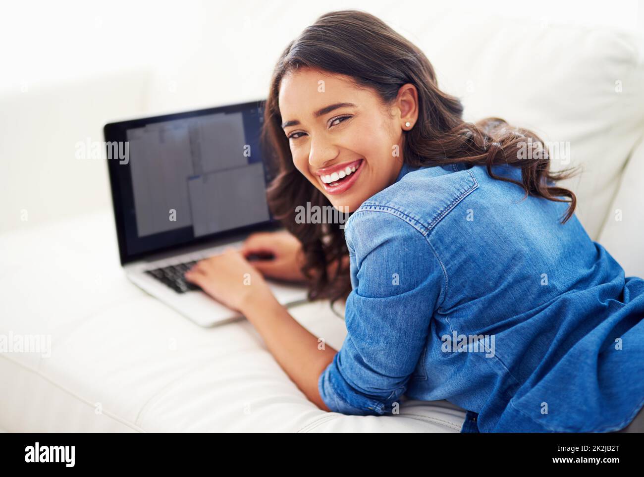 Ich bin wirklich zu diesem ganzen Blogging-Ding genommen. Aufnahme einer jungen Frau, die zu Hause auf ihrem Laptop im Internet surft. Stockfoto