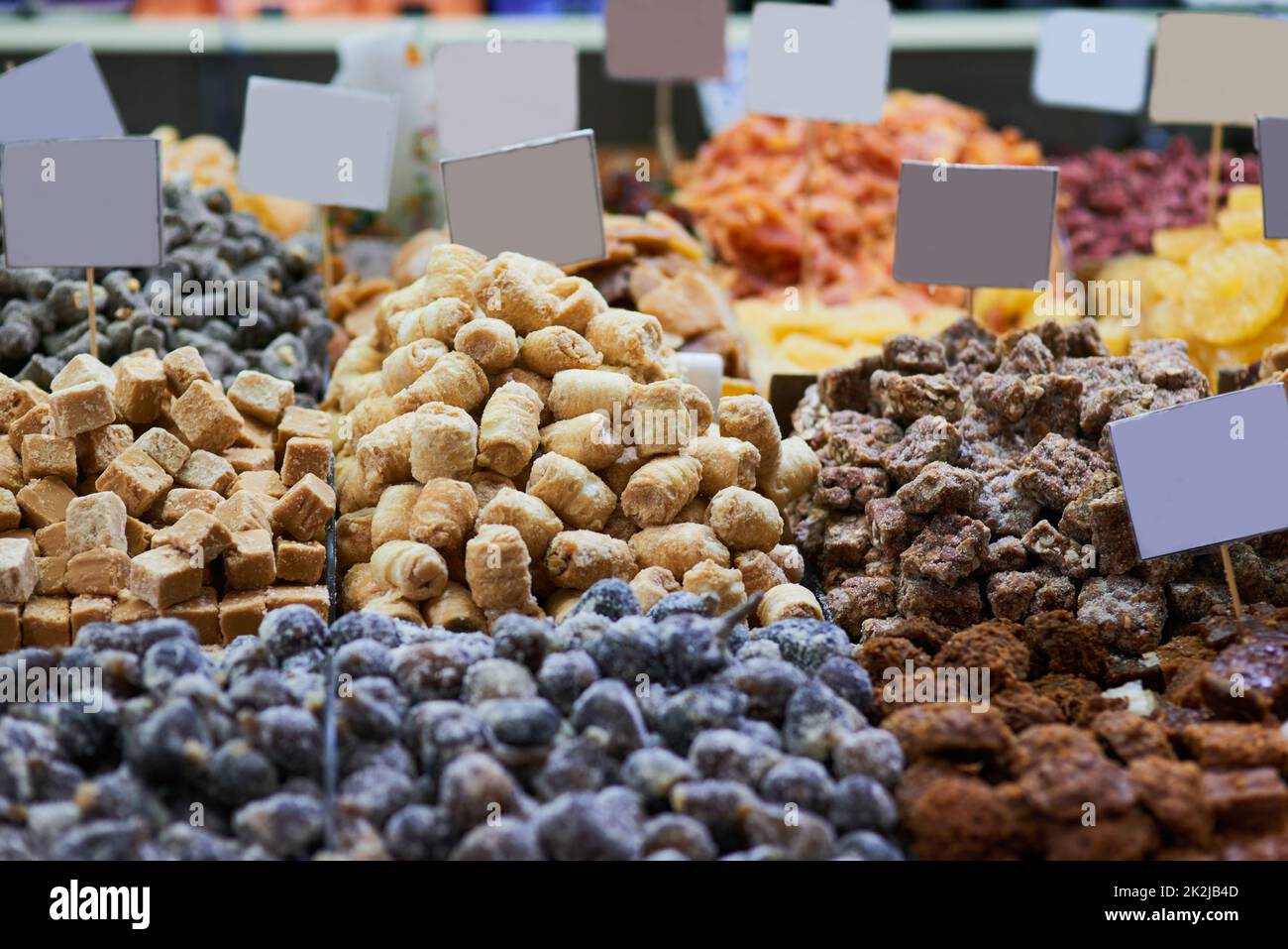 Große Auswahl oder Leckereien. Am Marktstand im Freien während des Tages eine große Auswahl an verschiedenen Leckereien. Stockfoto