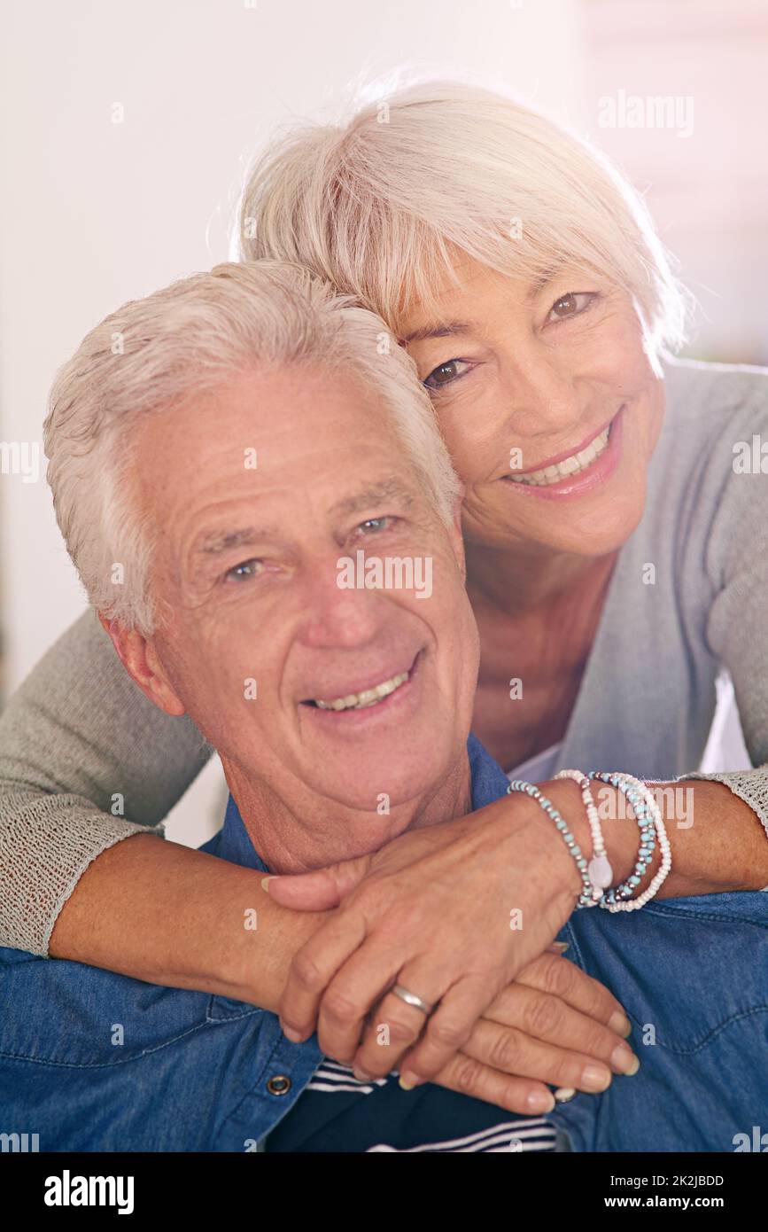 Goldene Liebe in den goldenen Jahren. Porträt eines glücklichen Seniorenpaares zu Hause. Stockfoto