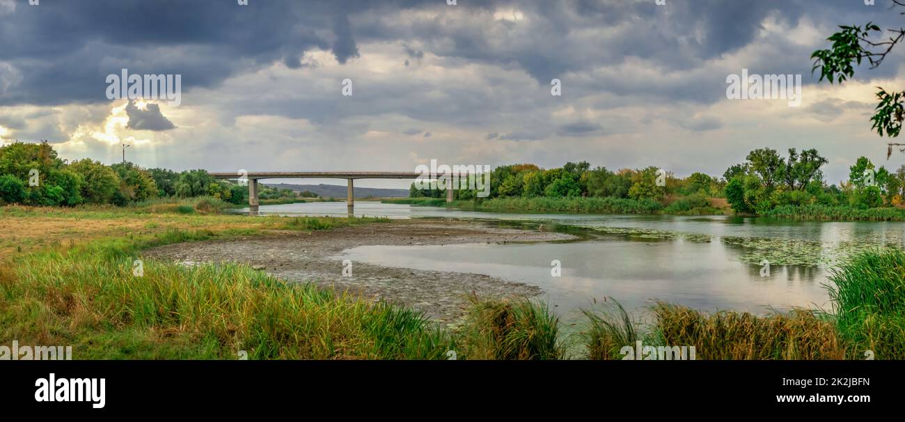 Dunkle Regenwolken über dem Southern Bug River Stockfoto