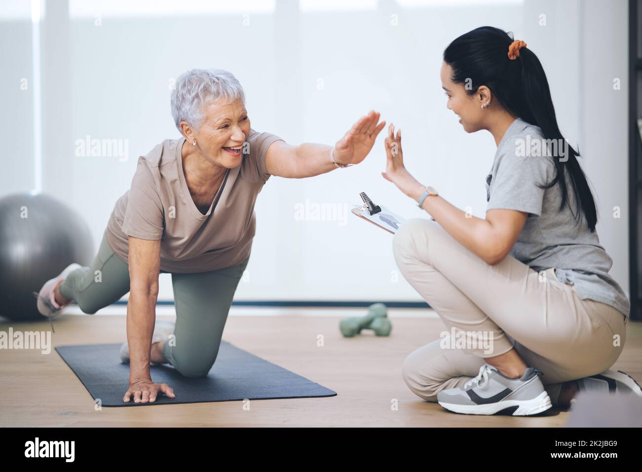 Nicht Ihre durchschnittliche Oma. Aufnahme einer älteren Frau, die während einer Sitzung mit einem Physiotherapeuten leichte Bodenübungen machte. Stockfoto