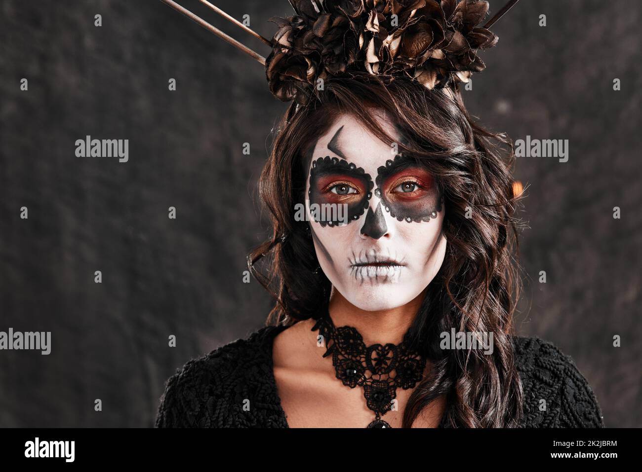 Zeremonielle Make-up für den Anlass. Verkürztes Porträt einer attraktiven jungen Frau in ihrem Halloween-Kostüm im mexikanischen Stil. Stockfoto