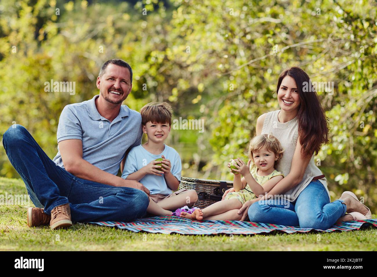 Familienzeit ist die beste Zeit. Porträt einer glücklichen Familie, die sich im Freien verbindet. Stockfoto