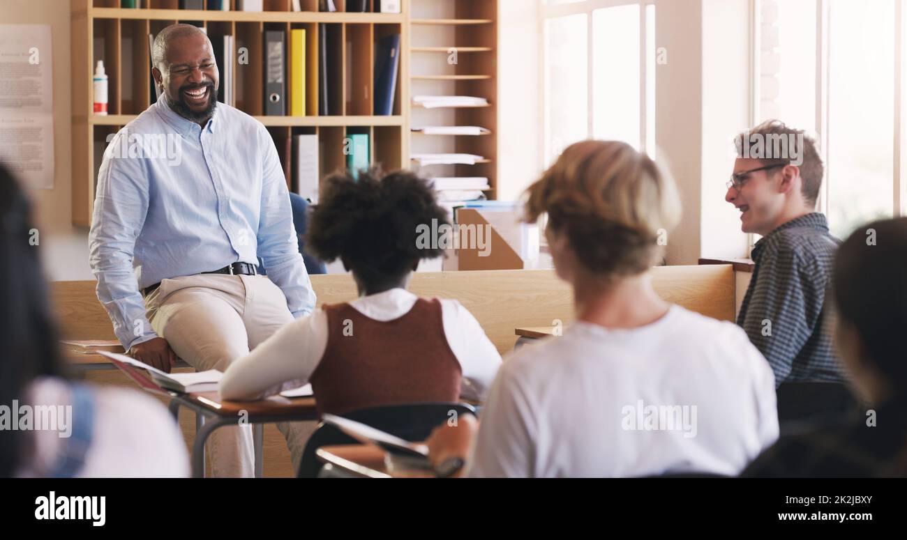 Seine Lehrfähigkeiten sind in einer Klasse für sich. Aufnahme eines reifen Mannes, der eine Klasse von Teenagern unterrichtet. Stockfoto