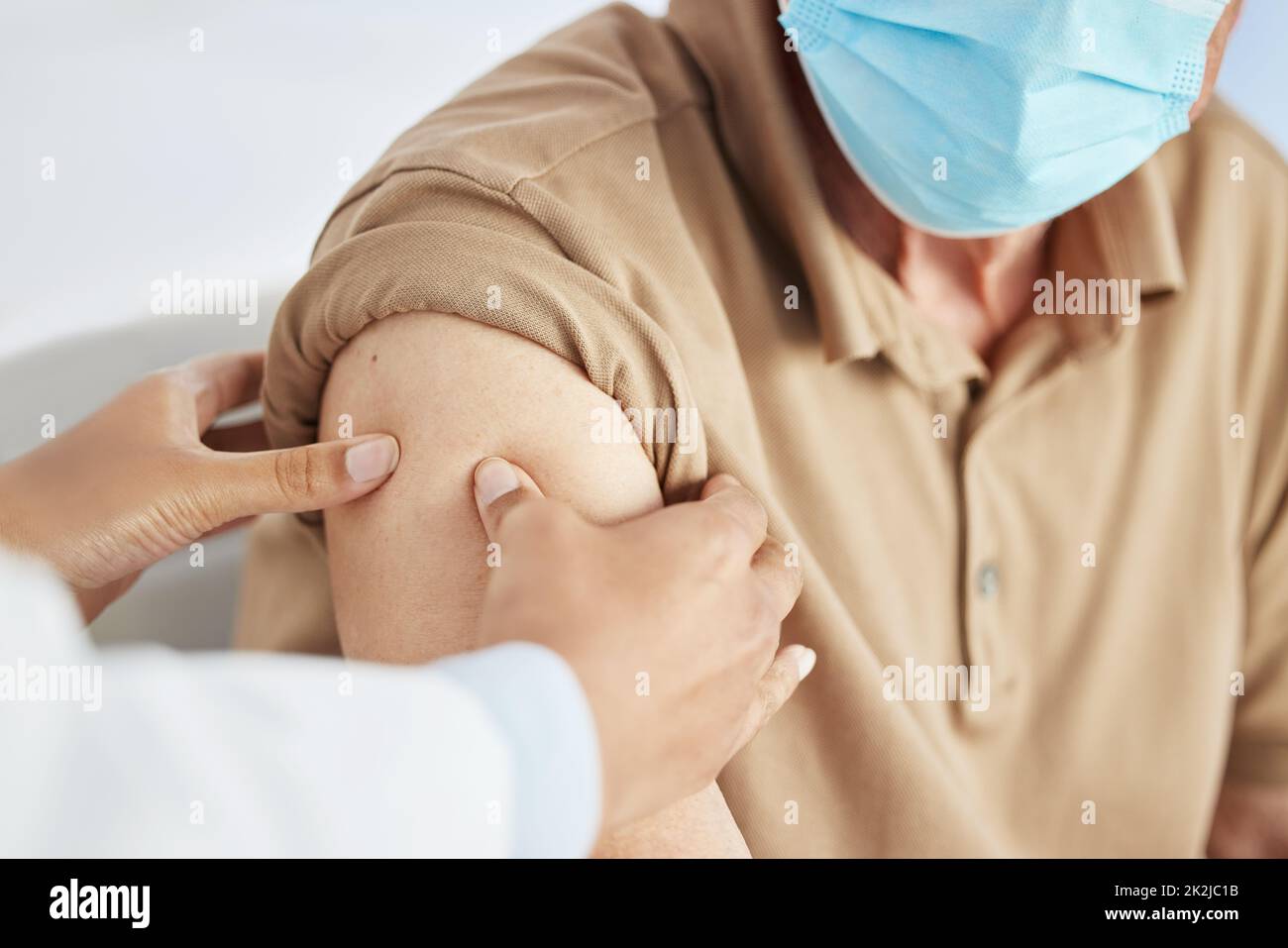 Dies ist ein guter Ort für den Impfstoff. Zugeschnittenes Bild einer nicht erkennbaren Ärztin, die ihre Patientin in ihrer Klinik auf einen Covid-Impfstoff vorbereitet. Stockfoto