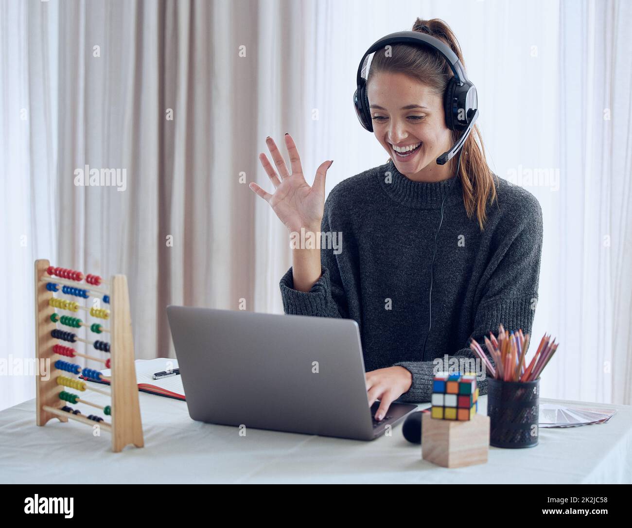 Bildung ist unser Pass in die Zukunft. Aufnahme einer jungen Frau, die zu Hause mit ihrem Laptop eine Online-Lektion erteilt. Stockfoto