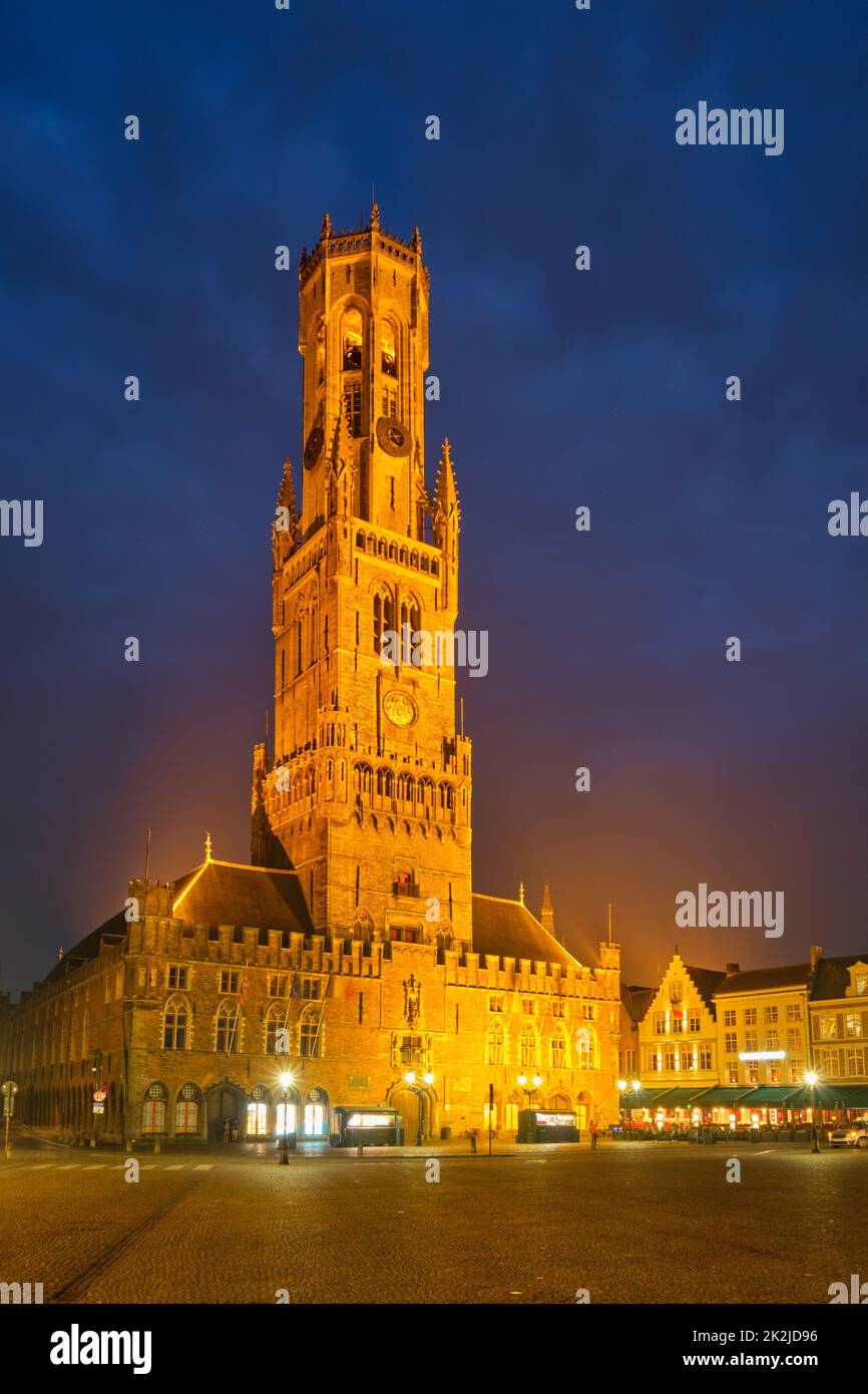 Glockenturm und Grote markt in Brügge, Belgien in der Dämmerung Stockfoto