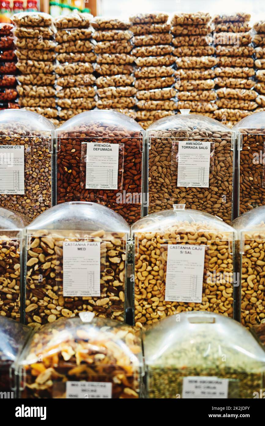 Wo soll ich anfangen zu wählen. Aufnahme einer ganzen Reihe von Containern und Paketen voller Nüsse, die auf einem Markt ausgestellt werden. Stockfoto